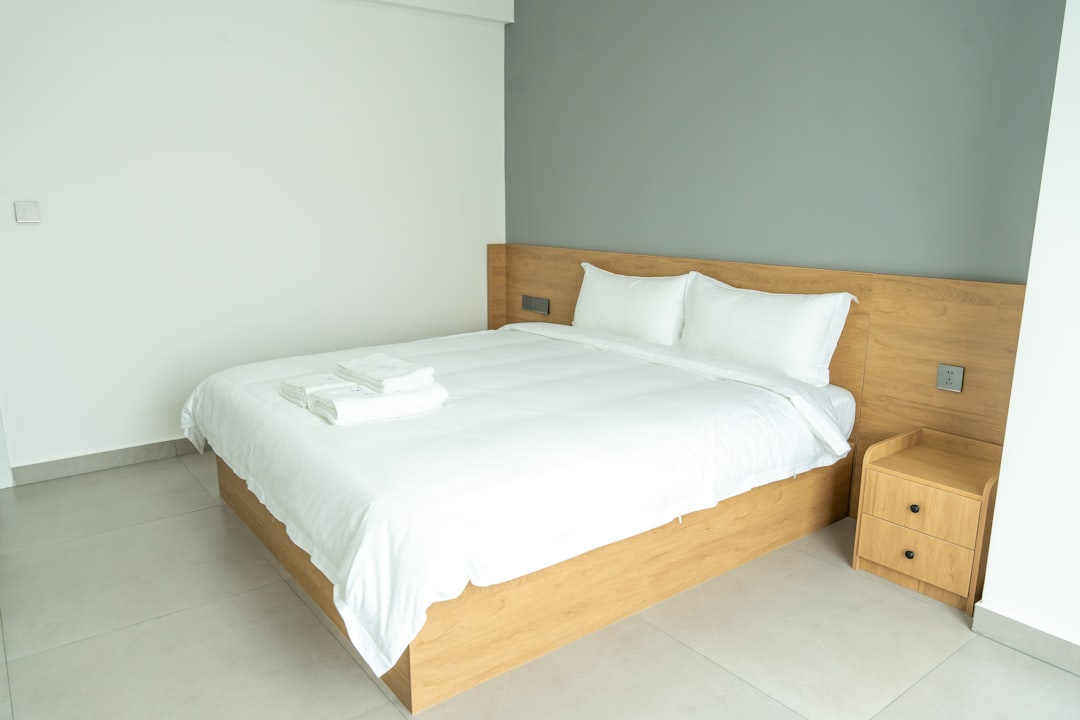 a-neatly-made-bed-in-a-modern-hotel-room-mndhu5gl-p4
